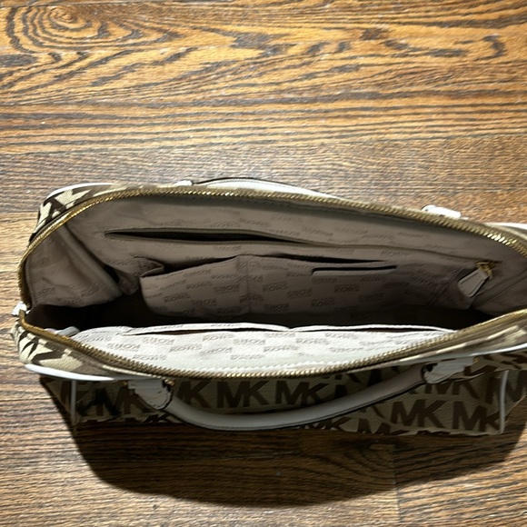 Micheal Kors Purse - Picture 2 of 3